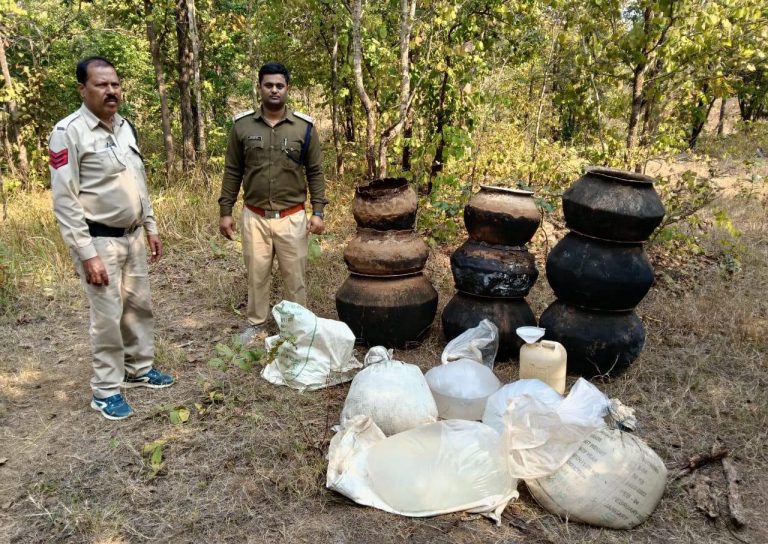आबकारी विभाग की बड़ी कार्रवाई: 300 लीटर महुआ शराब और 3600 किलो लाहन जब्त...