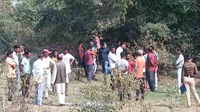CG: 7वीं के छात्र की मौत, पेड़ पर लटकी मिली लाश.... घटना स्थल से बरामद किये आपत्तिजनक सामान, पूरे इलाके में दहशत का माहौल...