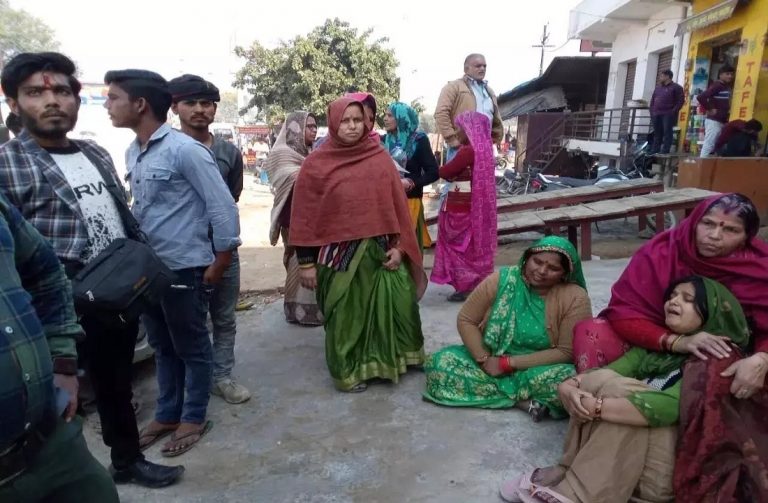 सनसनीखेज मामला: आपत्तिजनक हालत में फंदे से लटका मिला बिल्डर का शव , पुरे इलाके में दहशत का माहौल...