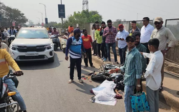 रेलवे ओवरब्रिज पर दर्दनाक सड़क हादसा, बाइक सवार की मौत....