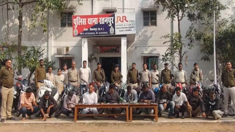 CG में पुलिस की बड़ी कार्रवाई: 11 जुआरी गिरफ्तार, 52 परियों से खेल रहे थे जुआ, 89 हजार रुपये नकद और 23 गाड़ियां जब्त...