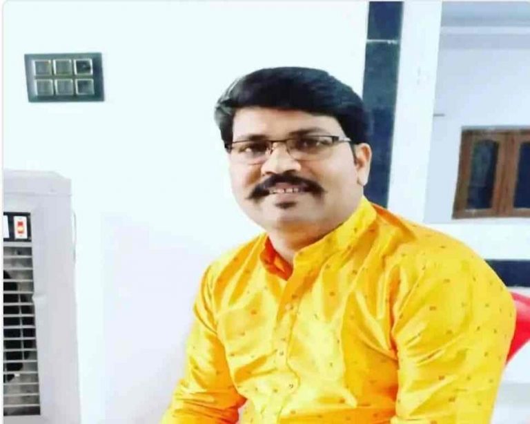 शिक्षक की अश्लील करतूत : छात्रा को भेजा आपतिजनक मैसेज, परिजनों ने की सख्त कार्रवाई की मांग, पहले भी इस मामले में कलयुगी शिक्षक जा चूका है जेल…