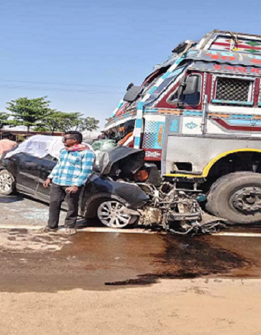 रायपुर में भीषण सड़क हादसा: तेज रफ्तार XUV ट्रक से टकराई, 5 की मौके पर मौत, देखे VIDEO.....