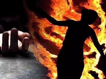 बाथरूम में खुद को किया आग के हवाले, 11वीं की छात्रा ने की आत्महत्या – परिवार सदमे में...