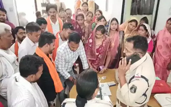कांग्रेस नेता की दबंगई से त्रस्त ग्रामीण, महिला को धमकाकर सीढ़ी तुड़वाई