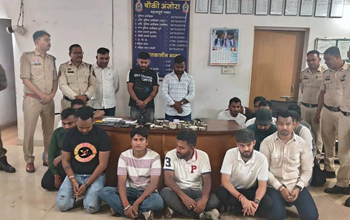 दुर्ग पुलिस की बड़ी कार्रवाई: 18 जुआरी गिरफ्तार, 11 लाख की नकदी और मोबाइल जब्त, पुलिस ने घेराबंदी कर मारा छापा....