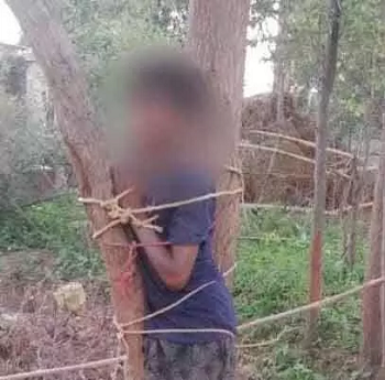 हैवानियत की हदें पार: खेत में नुकसान के शक में ग्रामीण ने मासूम को पेड़ से बांधकर बेरहमी से पीटा