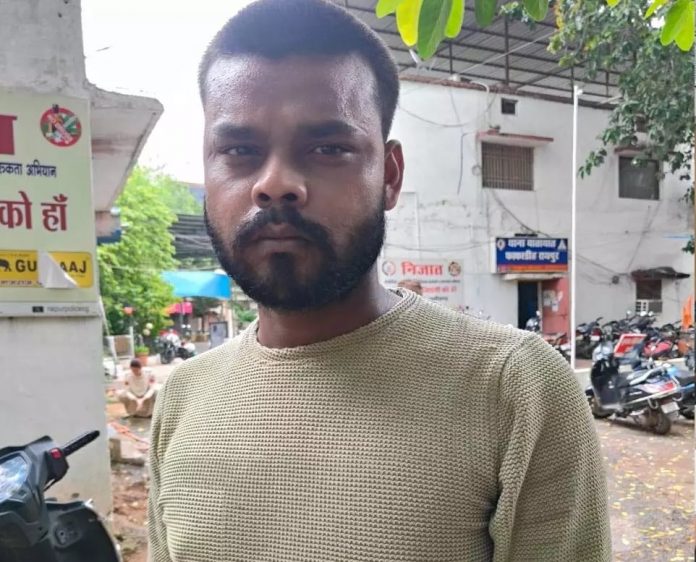 CG BREAKING : रायपुर रेलवे स्टेशन की पार्किंग में गुंडई करने वाला हिस्ट्रीशीटर गिरफ्तार....