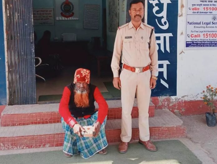 बुजुर्ग गांजा सप्लाई करने पैदल निकला, पुलिस ने दबोचा...