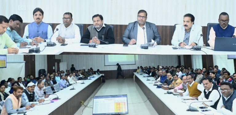 इस जिले के 36 स्कूलों के प्राचार्यों को नोटिस, शिक्षकों को बोर्ड परीक्षा में सुधार के सख्त निर्देश...