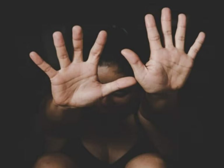 20 वर्षीय युवती से रेप, प्राइवेट पार्ट में सर्जिकल ब्लेड और पत्थर मिले, आरोपी ऑटो चालक गिरफ्तार...