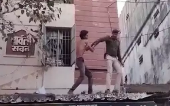 दुर्ग में सिरफिरे युवक ने मचाया उत्पात: पूरे इलाके में मच गई अफरा-तफरी.....पुलिस को करनी पड़ी कड़ी मशक्कत, जाने क्या है पूरा मामला....