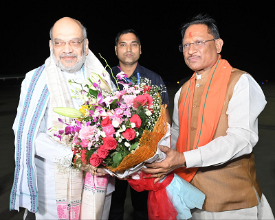रायपुर पहुंचे केंद्रीय गृहमंत्री अमित शाह, मुख्यमंत्री विष्णुदेव साय ने एयरपोर्ट पर किया गर्मजोशी से स्वागत